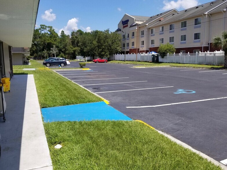 More Photos Of 1311 E King Ave, Kingsland Hotel For Sale