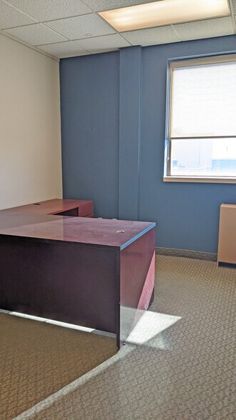 More Photos Of 1401 Dundas St, Woodstock Light Distribution For Lease