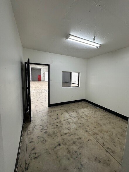 More Photos Of 2001-2031 S Santa Fe Ave, Los Angeles Warehouse For Lease