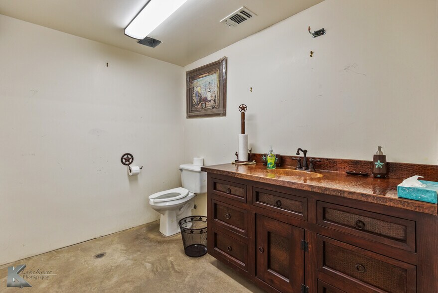 More Photos Of 302 N Access Rd, Clyde Showroom For Sale