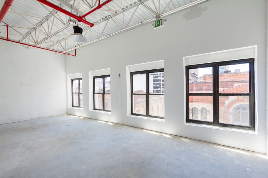 More Photos Of 404 E Baltimore St, Baltimore Storefront Retail Office For Lease
