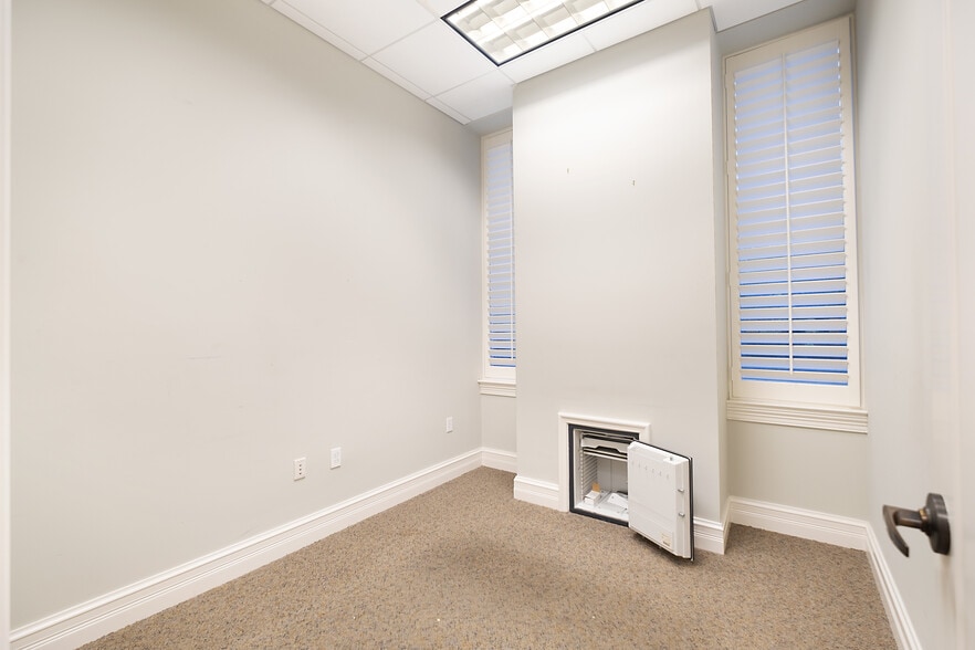 More Photos Of 3021 N Airport Pulling Rd, Naples Office For Sale