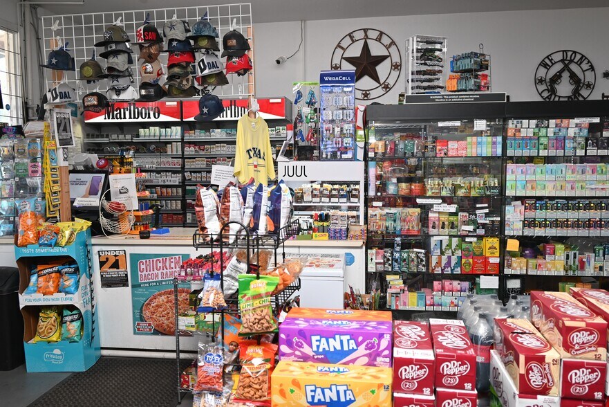 More Photos Of 1722 Cimarron Trl, Wichita Falls Specialty For Sale