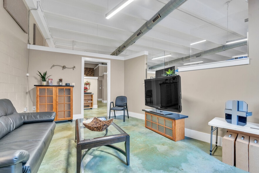More Photos Of 518 W North 1st St, Seneca Storefront Retail Office For Sale