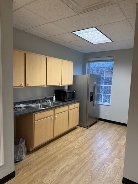 More Photos Of 9650 Commerce Dr, Carmel Office For Lease