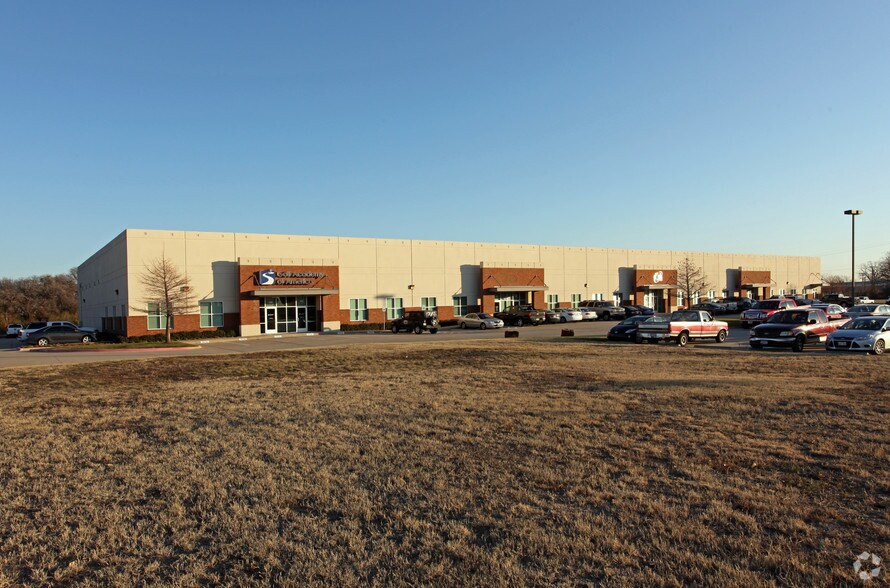 More Photos Of 1861 Valley View Ln, Farmers Branch Showroom For Lease