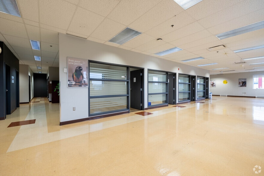 More Photos Of 10400 Renaude-Lapointe, Montréal Distribution For Sale