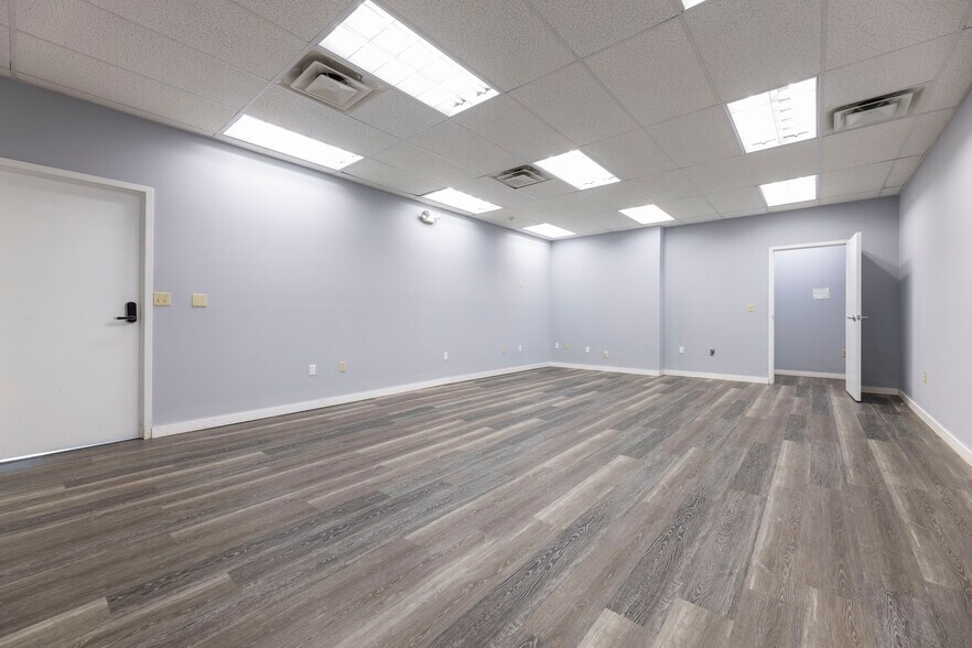 More Photos Of 1320 Eddie Dowling Hwy, Lincoln Showroom For Sale