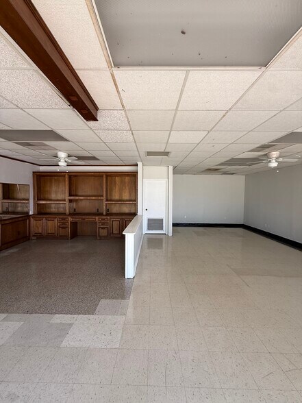 More Photos Of 716 W Plantation Dr, Clute Storefront Retail Office For Lease