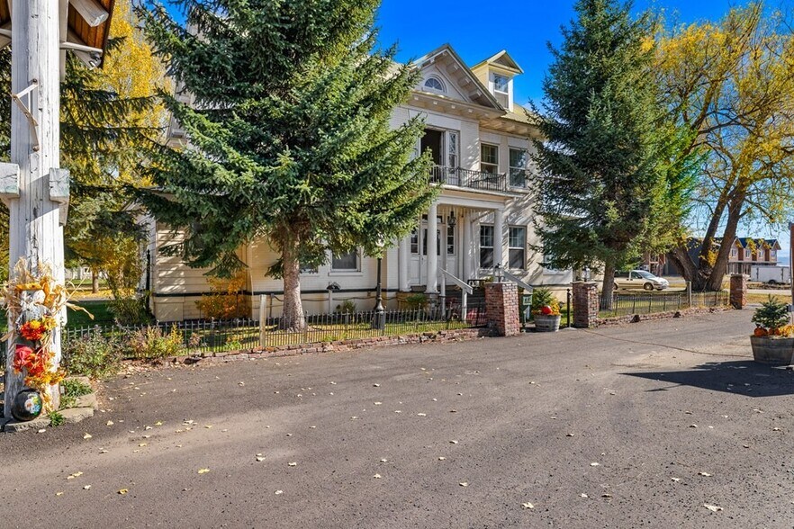 More Photos Of 211 N Norris Ave, New Meadows Hotel For Sale