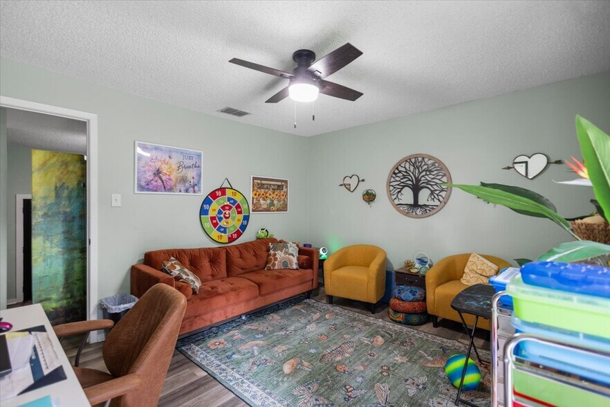 More Photos Of 501 N Main St, Lindale Office For Sale