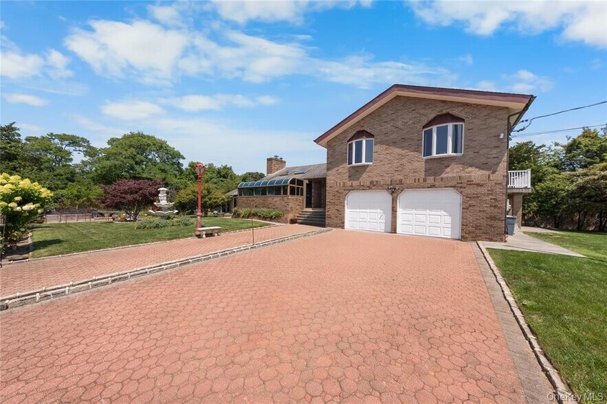 Primary Photo Of 1 Grandview Dr, Shirley Apartments For Sale