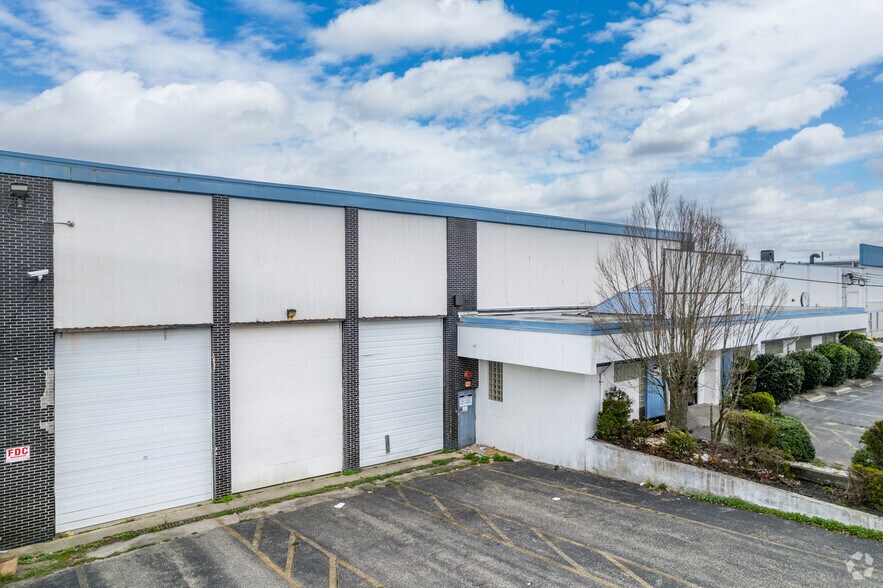 More Photos Of 201 W Decatur Ave, Pleasantville Flex For Lease