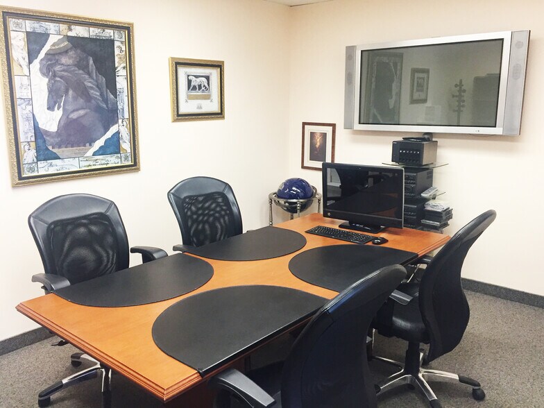 More Photos Of 100 Boul Alexis-Nihon, Montréal Office For Lease