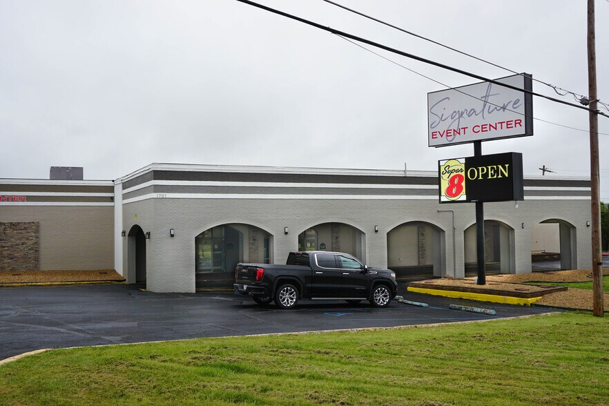 More Photos Of 1701 Martin Springs Dr, Rolla Freestanding For Sale