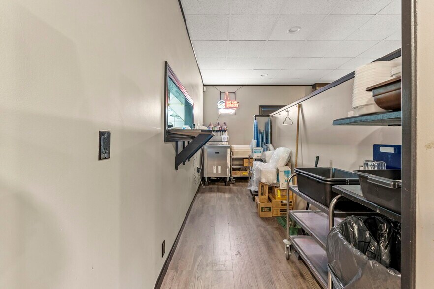 More Photos Of 770 E Franklin St, Huntington Restaurant For Sale