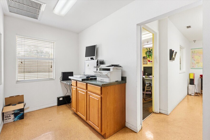 More Photos Of 1103 Thomas Ave, Leesburg Warehouse For Lease