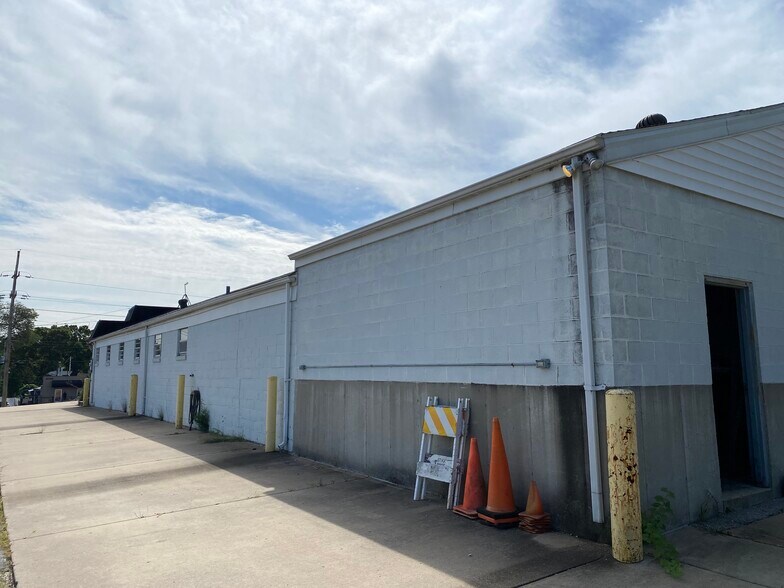 More Photos Of 10703 Tesshire Dr, Saint Louis Industrial For Sale