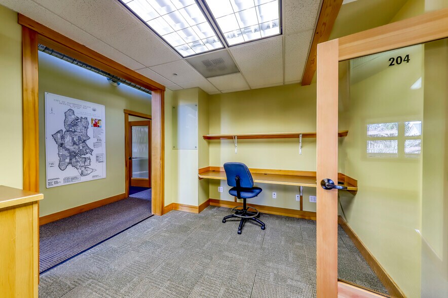 More Photos Of 818 Madison Ave N, Bainbridge Island Office For Sale