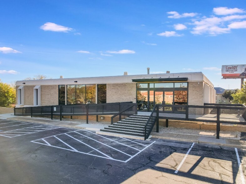 More Photos Of 2401 S Interstate 35, Austin Freestanding For Sale