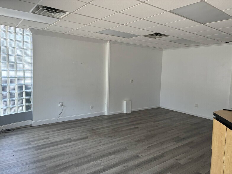 More Photos Of 4022 Hylan Blvd, Staten Island Storefront Retail Residential For Lease