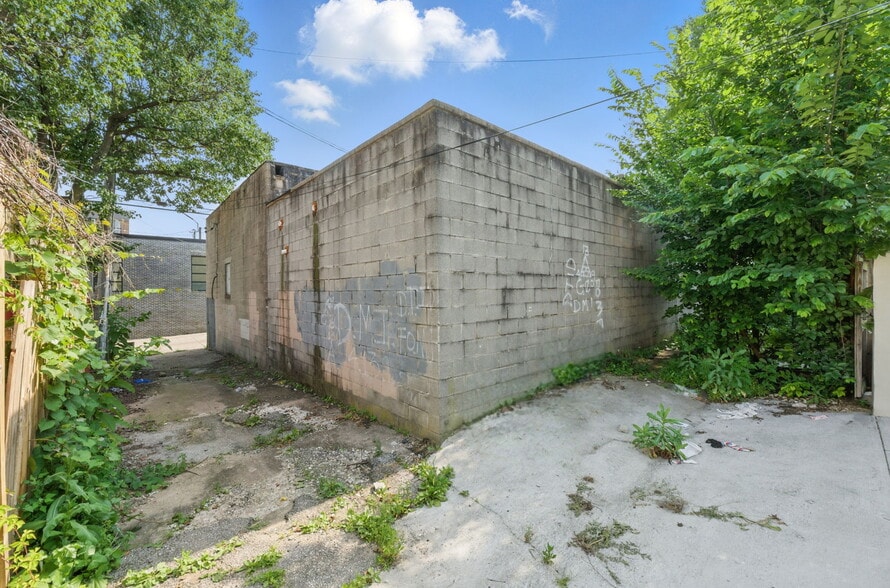 More Photos Of 303 S Eaton St, Baltimore General Retail For Sale