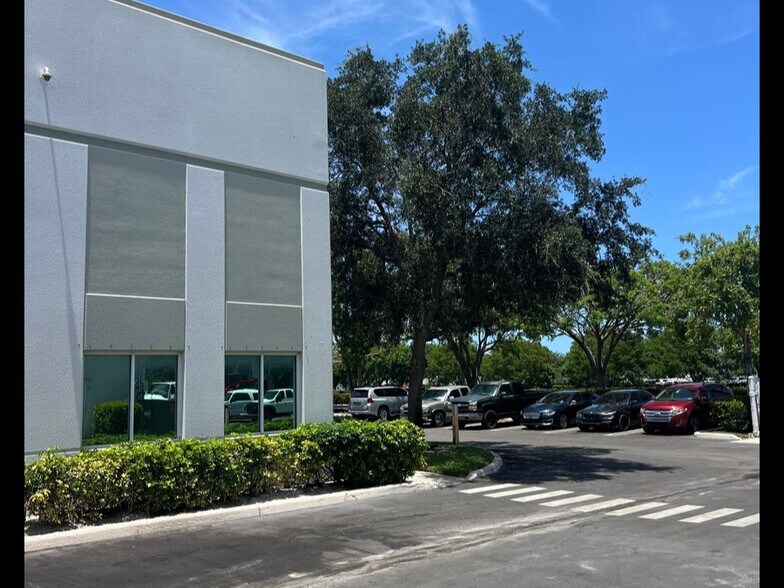 More Photos Of 2721-2737 NW 19th St, Pompano Beach Showroom For Sale