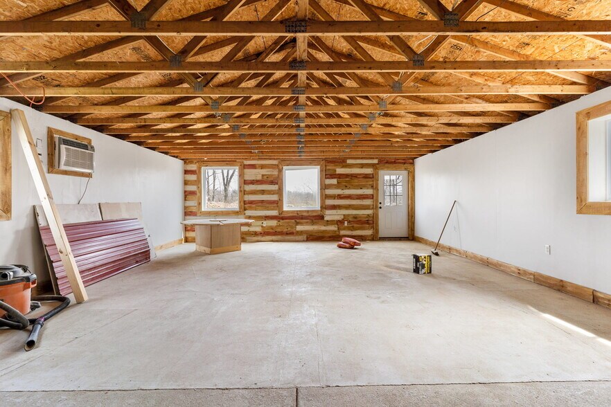 More Photos Of 565 S Meridian Rd, Youngstown Freestanding For Sale