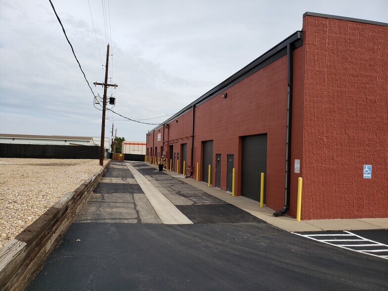 More Photos Of 6801 S Emporia St, Englewood Light Distribution For Lease