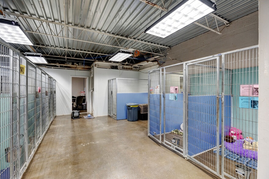 More Photos Of 5918 Broadmoor St, Mission Freestanding For Lease