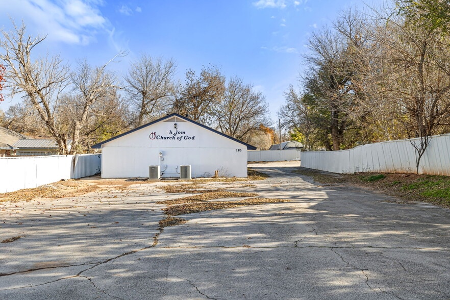 More Photos Of 115 N 8th St, Yukon Religious Facility For Sale