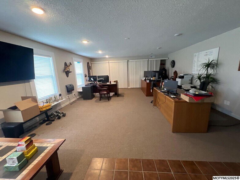 More Photos Of 1514 S Pierce Ave, Mason City Manufacturing For Sale