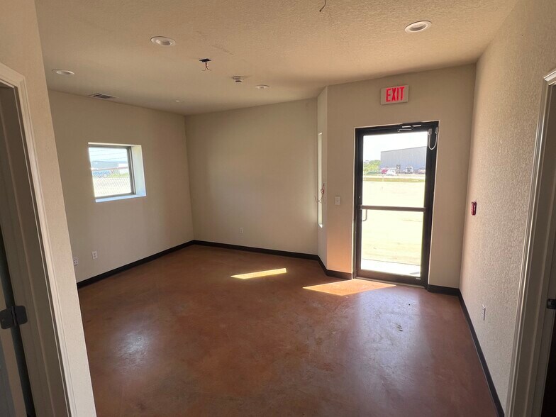 More Photos Of 4209 Longhorn Dr, Alvarado Warehouse For Lease