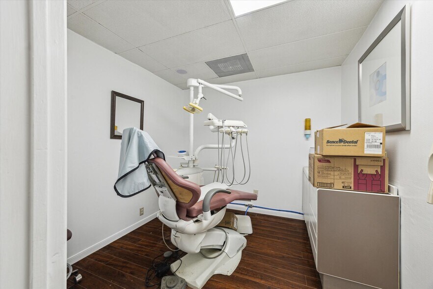 More Photos Of 6910 Bellaire Blvd, Houston Office For Sale