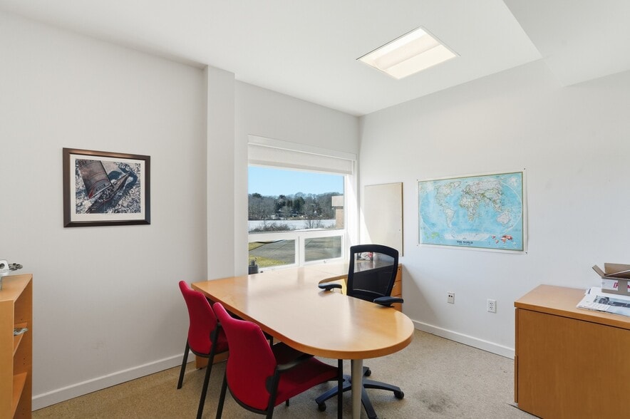 More Photos Of 19 John Clarke Rd, Middletown Office For Sale