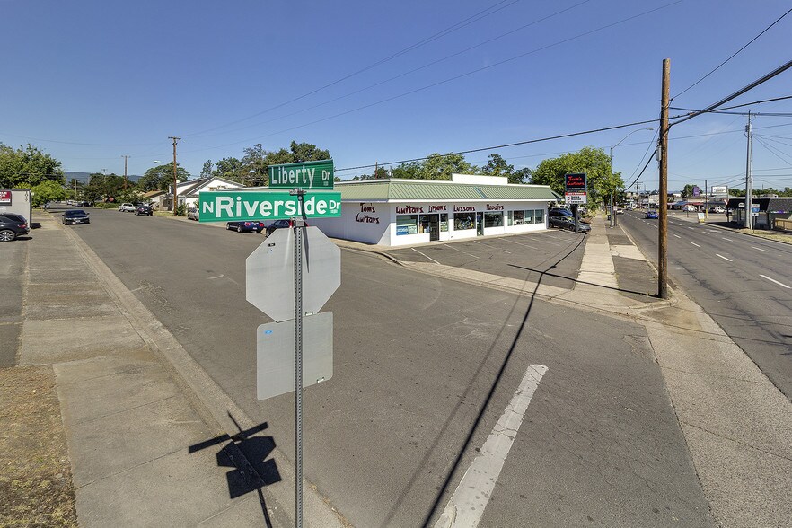 More Photos Of 1105 N Riverside Ave, Medford Freestanding For Sale