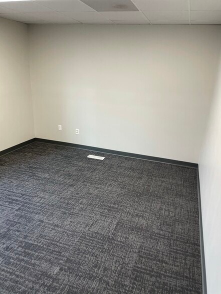 More Photos Of 23875 Northwestern Hwy, Southfield Office For Lease