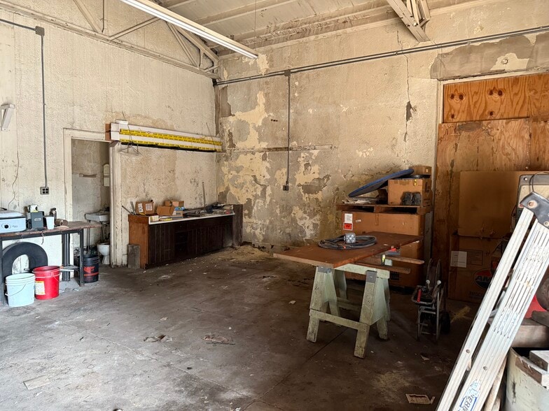 More Photos Of 622 13th St, Franklin Auto Repair For Sale