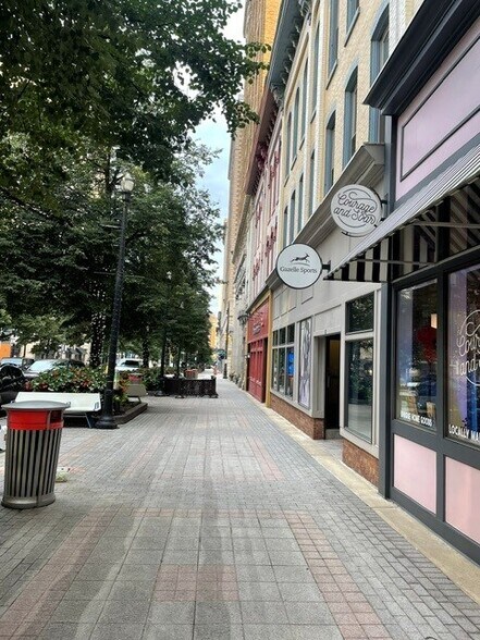 More Photos Of 52-54 Monroe Center St NW, Grand Rapids Office For Lease