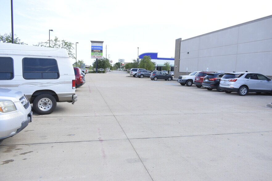 More Photos Of 253 N Bypass 35, Alvin Storefront For Lease