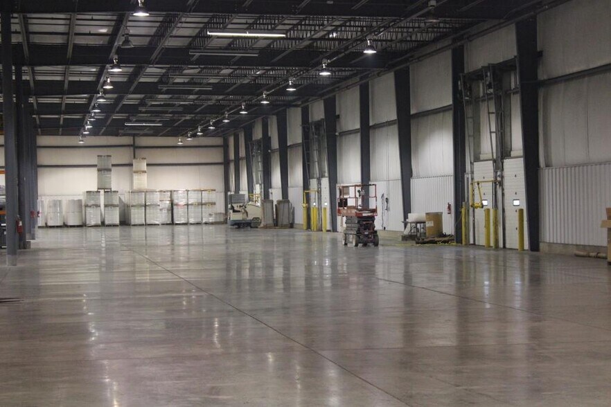 More Photos Of 715 East St, Grinnell Distribution For Lease