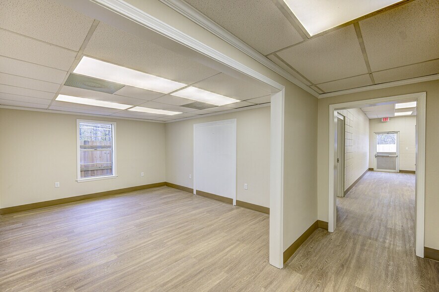 More Photos Of 6889 Paxton Rd, Vicksburg Office For Sale
