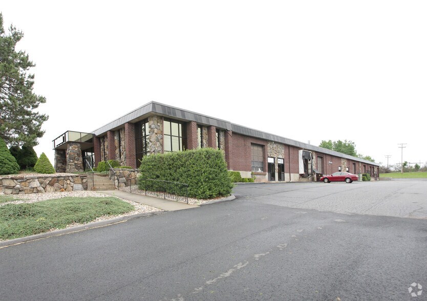 22 Thompson Rd, East Windsor, CT 06088 Flex/R&D For Lease
