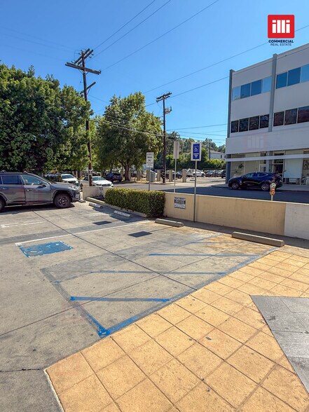 More Photos Of 16952 Ventura Blvd, Encino Medical For Lease
