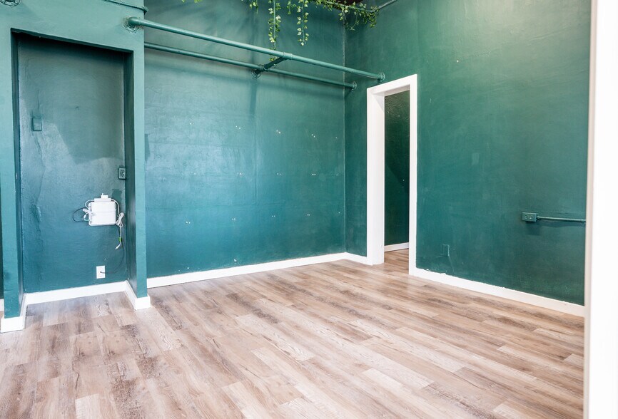 More Photos Of 1802 E Commerce St, San Antonio Auto Repair For Lease