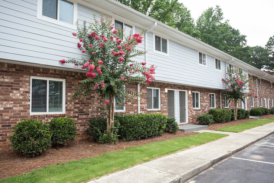 More Photos Of 1991 Delowe Dr SW, Atlanta Apartments For Sale