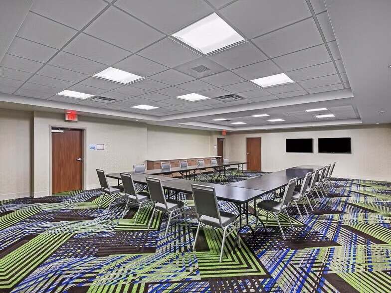 More Photos Of 3401 Blue Comet Dr, Chanute Hotel For Sale