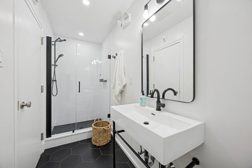 More Photos Of 1631-1633 Locust St, Philadelphia Office For Lease