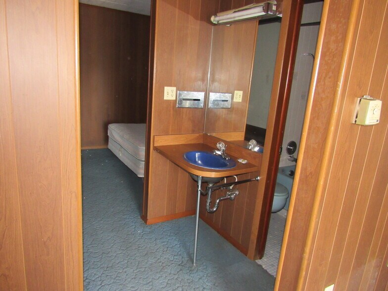 More Photos Of 11401 Pennsylvania 61 Hwy, Mount Carmel Hotel For Sale