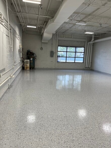More Photos Of 3200 W Le Moyne Ave, Stone Park Warehouse For Lease